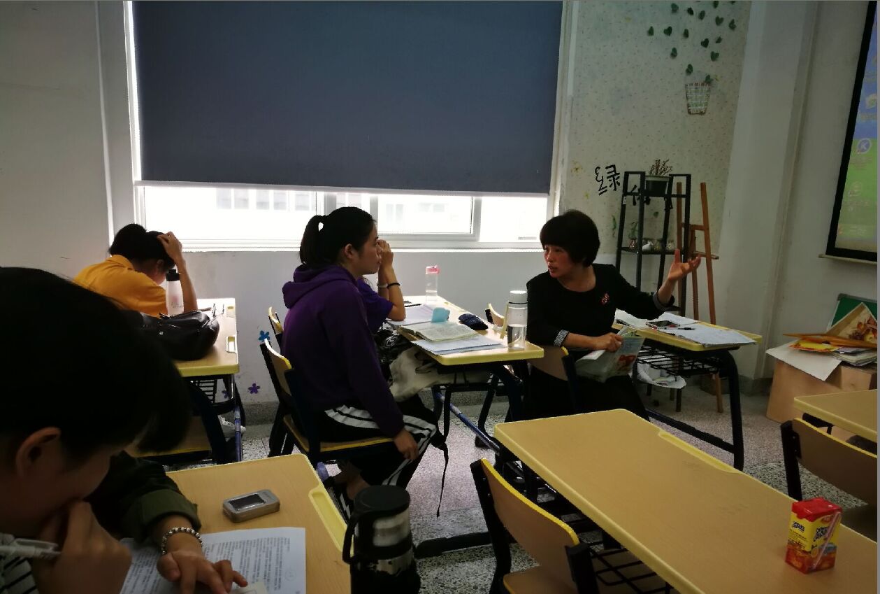 龙师附小何彩萍老师指导师范生备课