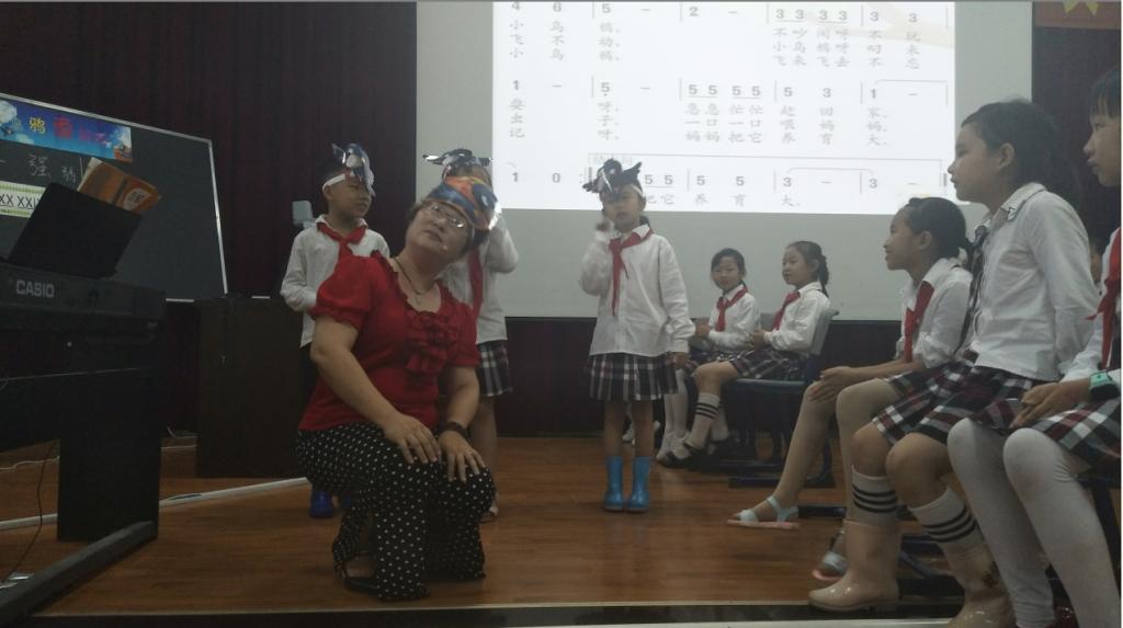 东铺头中心小学黄慧璇老师执教二年级音乐课《小乌鸦爱妈妈》