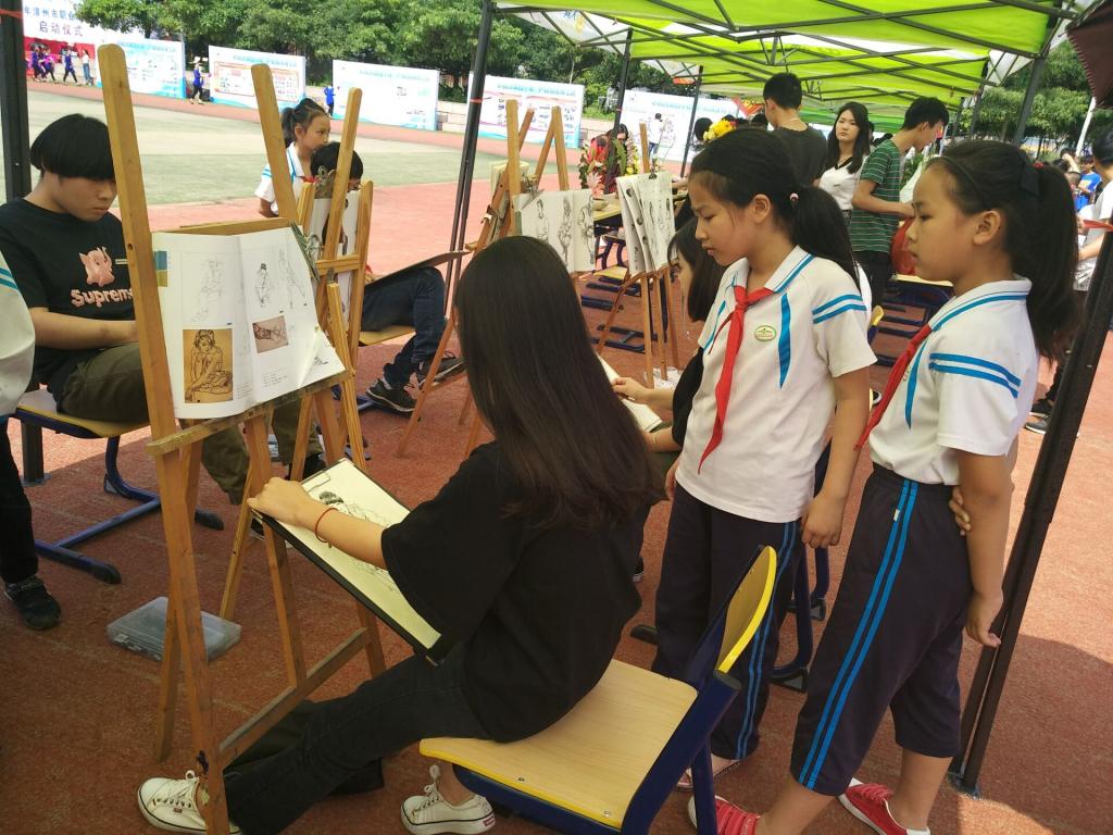 小学生观看速写创作