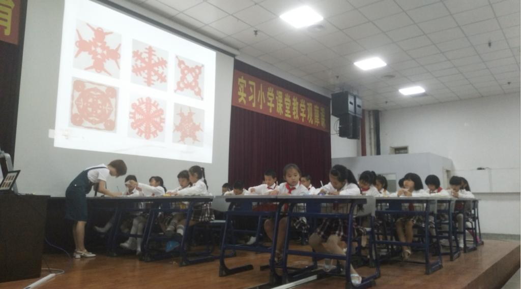 龙师附小陈美娟老师执教二年级美术课《剪窗花》