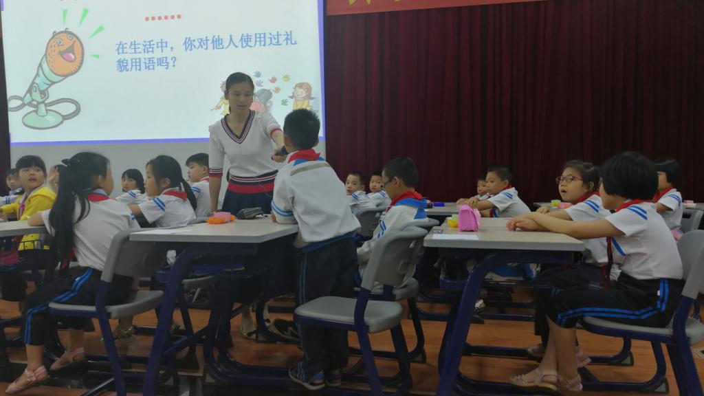 漳州市实验小学李惠红老师执教三年级心理健康课《伸出你的手》